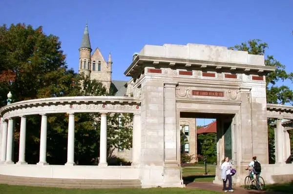 Oberlin College campus — Students passing through the Oberlin Memorial Arch in front of Peters Hall on the campus of en:Oberlin College in en:Obe